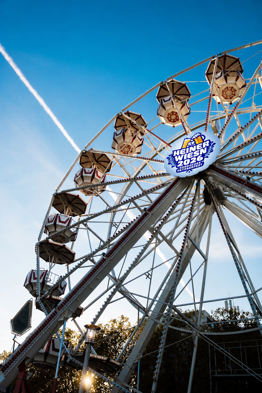 Riesenrad der Heiner Wiesn in Darmstadt vor blauem Himmel.
